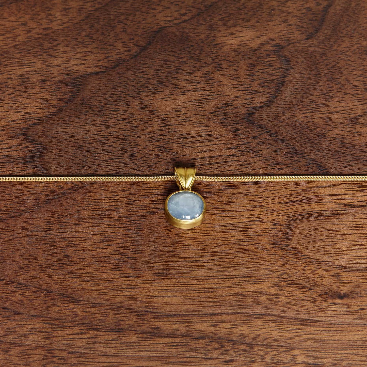 Prounis Oval Pendant | Star Sapphire